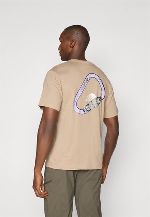 The North Face EXPLORE CARABINER RELAXED TEE UNISEX - T-shirt imprimé - mushroom grey