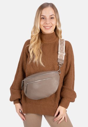 Sac à bandoulière en simili cuir taupe avec finition texturée, doté de deux compartiments zippés et d'une sangle réglable à motif.