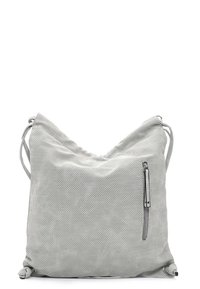 Sac à épaule en tissu perforé gris avec une poche zippée unique, des fermetures à cordon sur les côtés, et une forme douce et décontractée.