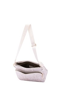 Borsa a spalla bianca con hardware dorato e motivo a logo goffrato. Caratterizzata da due scomparti con zip e una tracolla piatta regolabile.