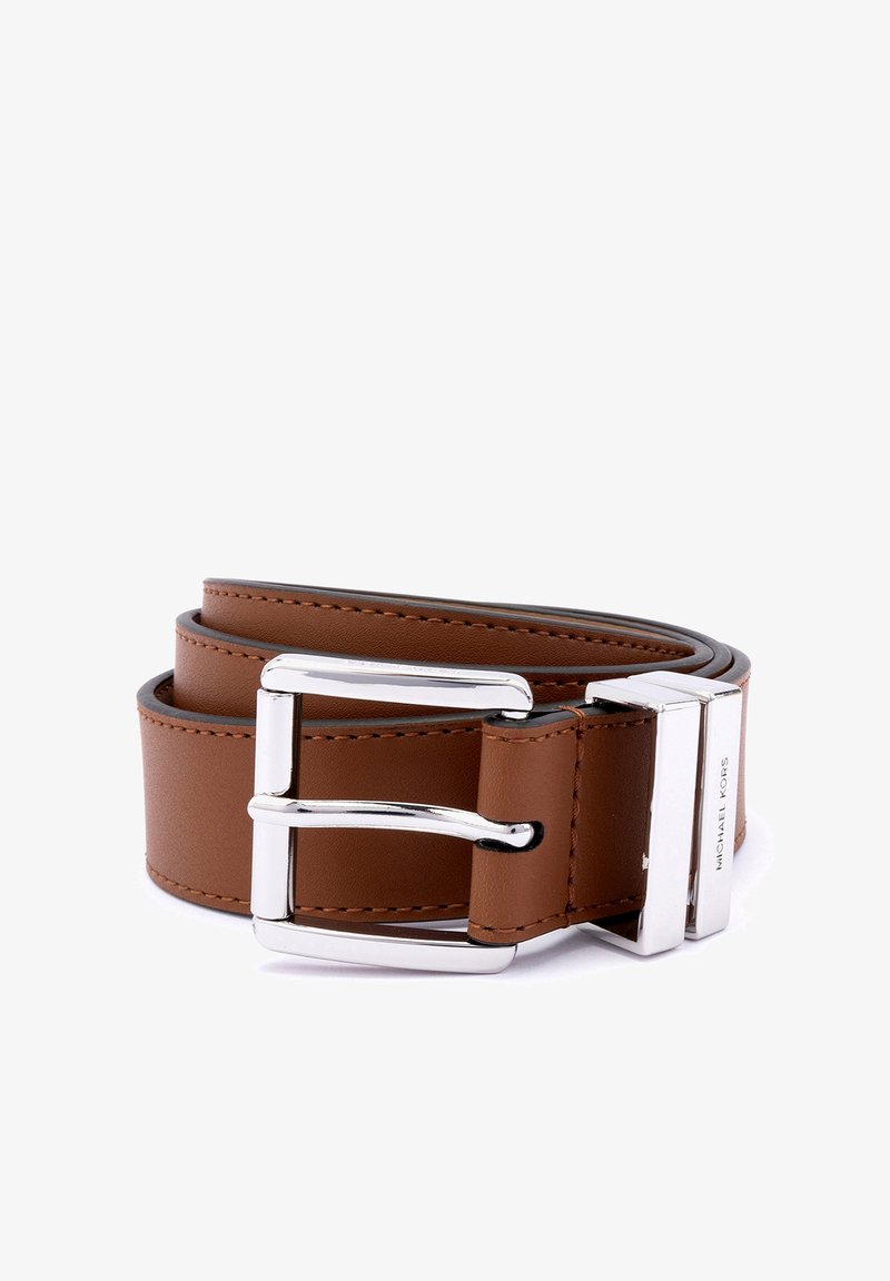 Bruine leren riem met een zilverkleurige rechthoekige gesp, met een gladde textuur, nette stiksels en een merkgravure op de gesp.