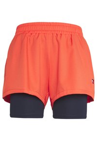 Pantalones cortos deportivos rojos con una cinturilla elástica, superpuestos a pantalones cortos de compresión azul marino, con un detalle de logo en el lateral.