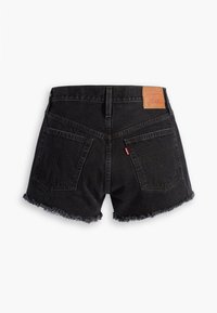 Short en denim noir avec des ourlets effilochés, deux poches arrière, des passants de ceinture, et un patch de marque en cuir marron sur la ceinture.
