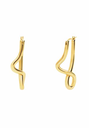 Goldene Creolen mit einem wellenförmigen Design, die eine glatte, polierte Oberfläche aufweisen. Jede Ohrleiste hat eine einzigartige, abstrakte Form.