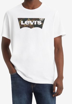 Biały bawełniany t-shirt z nadrukiem kamuflażowego logo Levi's na przodzie. Klasyczny okrągły dekolt i luźny krój.