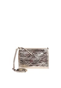 Bolso clutch plateado metálico con un acabado texturizado, cierre de cremallera y correa desmontable. Presenta un patrón arrugado y un diseño elegante.