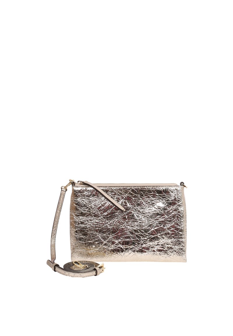 Bolso clutch plateado metálico con un acabado texturizado, cierre de cremallera y correa desmontable. Presenta un patrón arrugado y un diseño elegante.