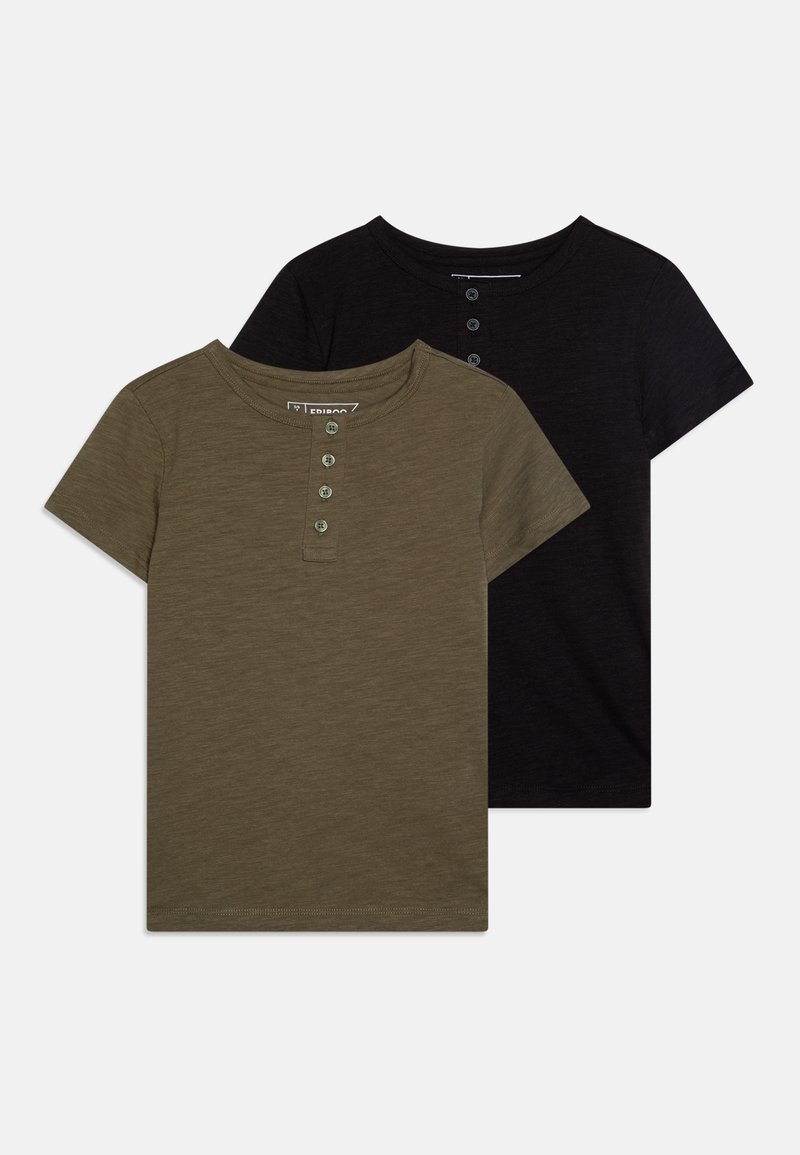 Dos camisetas de manga corta: una de color verde oliva y otra negra. Ambas cuentan con un cuello redondo y una tapeta de botones con cuatro botones en la parte delantera.