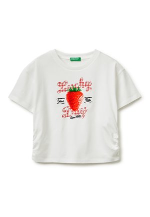Wit t-shirt met korte mouwen met een grote rode aardbei en rood geruite tekst op de voorkant met de woorden "Lucky Day Sweet Taste Since 1965".