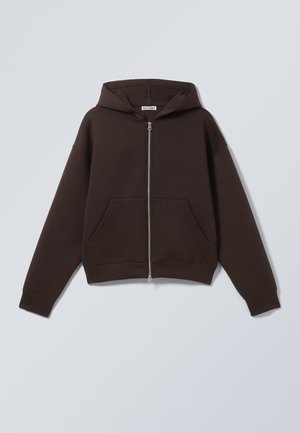 Tumši brūna pelēkā virsjaka ar rāvējslēdzēju, priekšējā kenguru kabata un pievienota kapuce, noklāta uz gaiši pelēka fona.