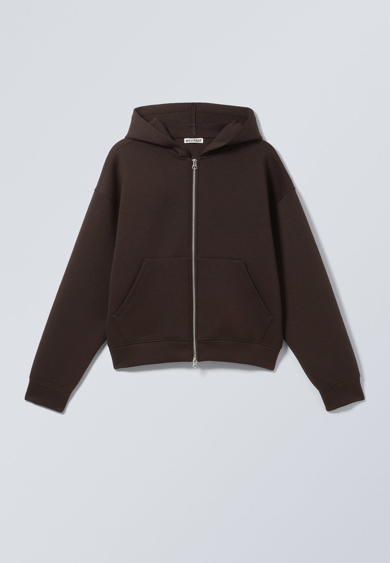 Tummanruskea vetoketjullinen huppari, jossa edessä kengurun tasku ja kiinnitetty huppu, aseteltu tasaisesti vaaleanharmaalle taustalle.