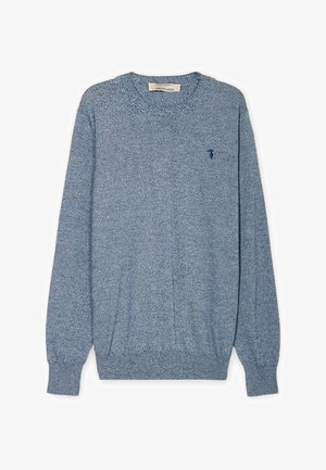 Hellblauer, strukturierter Strickpullover mit langen Ärmeln, gerippten Bündchen und Saum, Rundhalsausschnitt und kleinem dunklem Logo auf der linken Brust.
