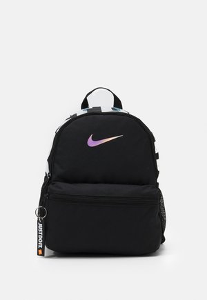 Černý batoh Nike s elegantním designem, fialovým logem, přední kapsou na zip, síťovými bočními kapsami a vrchním madlem pro snadné nošení.