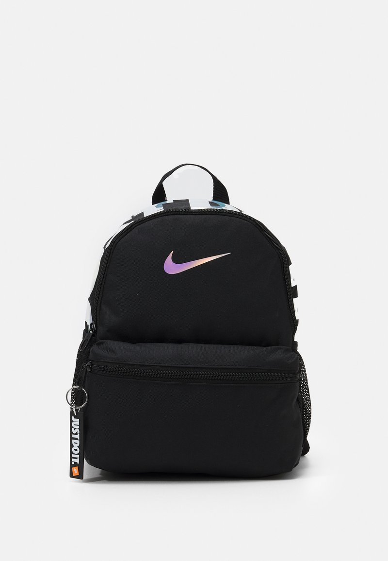 Fekete Nike hátizsák, elegáns dizájnnal, lila logóval, elülső cipzáras zsebbel, hálós oldalzsebekkel és felső fogantyúval a könnyű hordozhatóság érdekében.