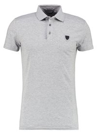 Polo gris en tissu texturé, avec une patte de trois boutons, des manches courtes et un petit logo en forme de bouclier sur la poitrine.