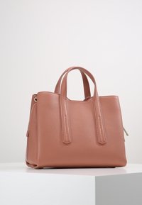 Ruskea kuvioitu nahkalaukku, jossa on kaksi kahvaa ja strukturoitu suorakulmainen muoto, valkoisella esittelypinnalla.