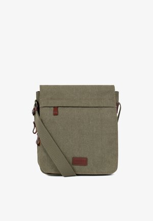 Sac bandoulière en toile vert olive avec fermeture à rabat, bandoulière réglable et détails en cuir marron ainsi qu’écusson logo.