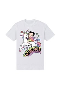 Bílá tričko s barevným kresleným vzorem jednorožce, dívky a hvězd, s textem "BUĎ SÁM SEBOU" v duhovém oblouku níže.