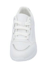 Weißer Sneaker mit glattem Synthetik-Obermaterial, runder Spitze, fünf Ösen, perforierten Akzenten und einer strukturierten Gummisohle.