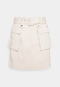 Béžová sukně s vysokým pasem, širokým opaskem, obdélníkovou sponou a dvěma velkými předními kapsami s klopami a patentkami.