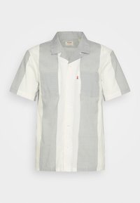 Chemise à manches courtes boutonnée avec larges rayures verticales en gris clair et blanc cassé, dotée de deux poches poitrine et d'un col.