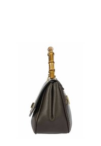 Sac à main en cuir marron avec une finition texturée, anse en bambou, quincaillerie dorée et une forme triangulaire élancée. Fermeture zippée.