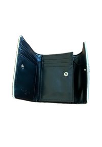 Portafoglio in pelle nera con finitura liscia, dotato di scomparti per carte e chiusura a scatto. L'interno include un taschino per monete e dettagli di cucitura.