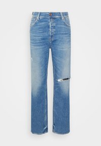 Jeans de denim azul claro com um design de perna reta. Apresenta detalhes desgastados e um rasgo acima do joelho, com fecho de botão em cobre.