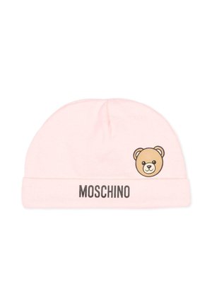 Jasnoróżowa czapeczka niemowlęca z czarnym logo Moschino i małą buzią misia na przednim mankiecie.