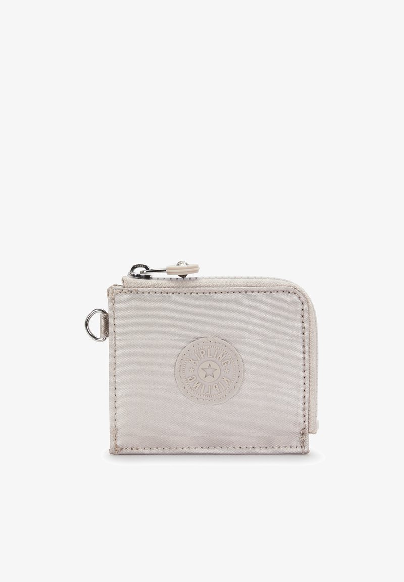 Mały beżowy portfel z tkaniny z zamkiem błyskawicznym i okrągłą naszywką z logo Kipling na przedniej stronie, metalowy pierścień z boku.