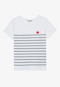 Hvit bomull T-skjorte med horisontale marineblå striper og et lite rødt hjerte på venstre bryst. Kortermet og med rund halsdesign.