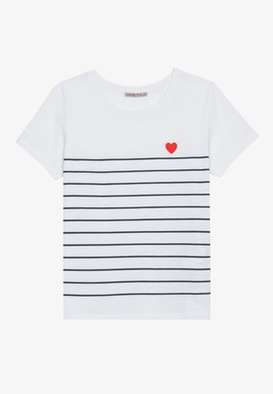 Hvit bomull T-skjorte med horisontale marineblå striper og et lite rødt hjerte på venstre bryst. Kortermet og med rund halsdesign.