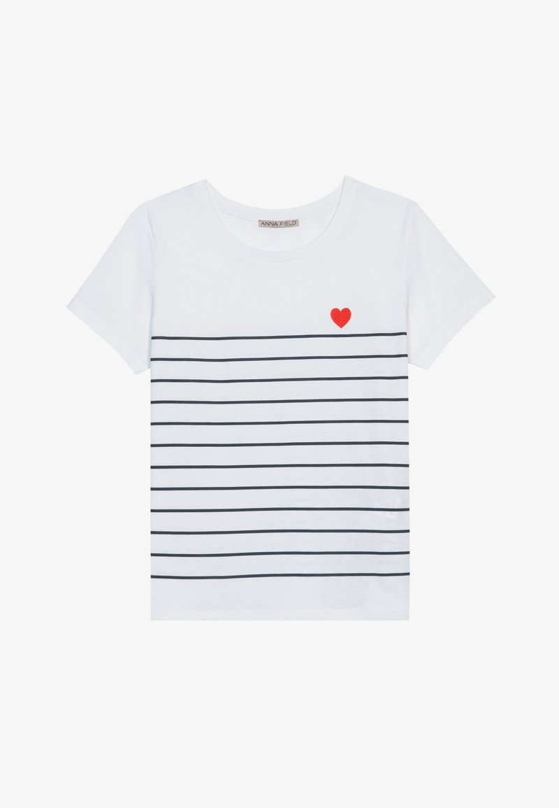 T-shirt en coton blanc avec des rayures horizontales marines et un petit détail en forme de cœur rouge sur la poitrine gauche. Manches courtes et col rond.