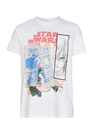 Hvid bomulds T-shirt med grafiske tryk. Designs inkluderer tegneserie-lignende illustrationer og tekst i røde og blå nuancer.