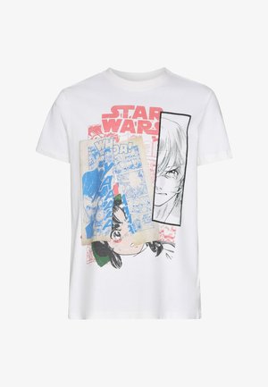 Biała koszulka z bawełny z graficznymi nadrukami. Wzory obejmują ilustracje w stylu komiksowym oraz tekst w czerwonych i niebieskich tonach.