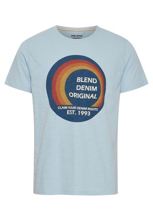 Fénykék póló, rövid ujjú, pamutból készült, kör alakú grafikai mintával piros, sárga és kék színekben, a következő szöveggel: "BLEND DENIM ORIGINAL."