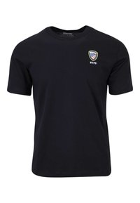 T-shirt in cotone nero con maniche corte, presenta un logo a scudo e la scritta "NYPD" sul lato sinistro del petto. Design classico con collo tondo.