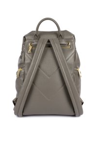 Sac à dos en cuir gris avec des bretelles rembourrées, une poignée en haut et des détails de fermeture éclair dorés sur un fond blanc.