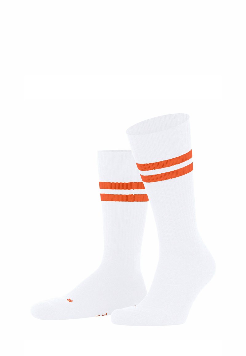 Weiße Socken mit gerippter Textur, featuring zwei horizontale orangefarbene Streifen oben und ein Logo in der Nähe der Zehe.