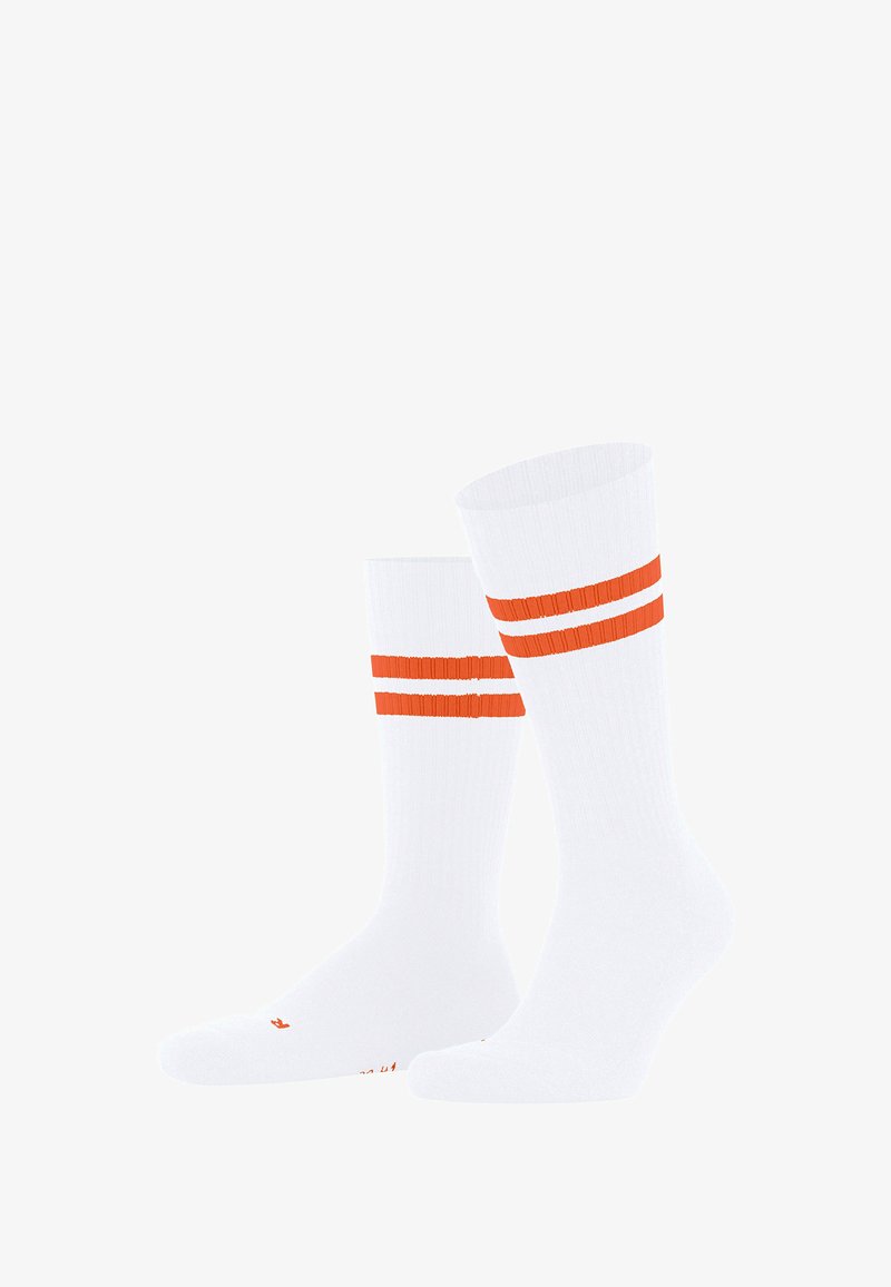 Weiße Socken mit gerippter Textur, featuring zwei horizontale orangefarbene Streifen oben und ein Logo in der Nähe der Zehe.