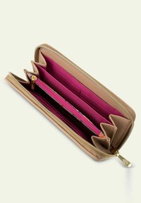 Cartera de cuero beige con acentos dorados, interior que presenta múltiples compartimentos para tarjetas y un forro rosa en contraste. Cierre con cremallera que proporciona un acceso seguro.