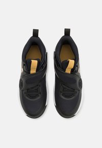Nike Performance TEAM HUSTLE UNISEX  czarny