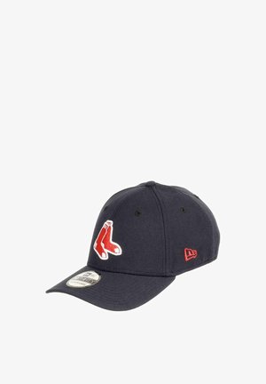 Marineblaues Baseballmütze mit gebogenem Schirm, mit weißem und rotem gesticktem Logo. Aus Stoff mit Belüftungsösen gefertigt.