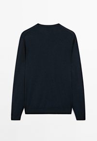 Maglione lungo a maniche nere scuro, realizzato in tessuto morbido, con collo a girocollo e polsini e orlo a coste. Design semplice, senza motivi o dettagli visibili.