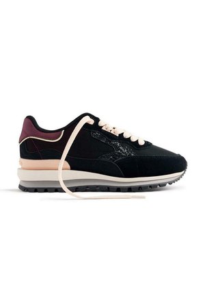 Sneaker nera e bordeaux con lacci e suola beige, dettagli laterali texturizzati e suola robusta, vista dal lato esterno.