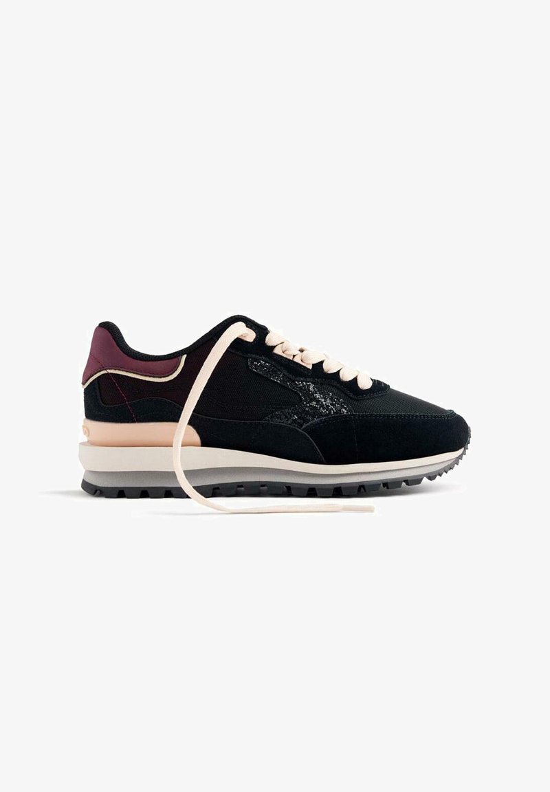 Zapatilla negra y burdeos con cordones y suela beige, detalles texturizados en el costado y suela resistente, vista desde el lado exterior.