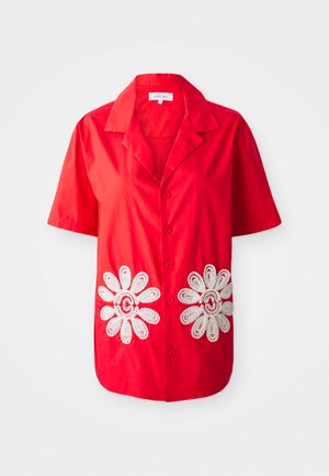 Rotes Kurzarmhemd aus Baumwolle mit weißer Blumenstickerei auf der Vorderseite, spitzem Kragen und Knöpfen vorne.