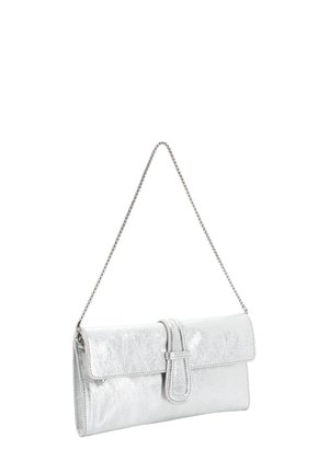 Silberne Metallic-Clutch mit Klappenverschluss und dünnem Ketten-Schulterriemen, hängend vor weißem Hintergrund.