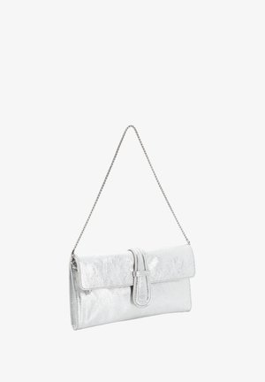 Silberne Metallic-Clutch mit Klappenverschluss und dünnem Ketten-Schulterriemen, hängend vor weißem Hintergrund.
