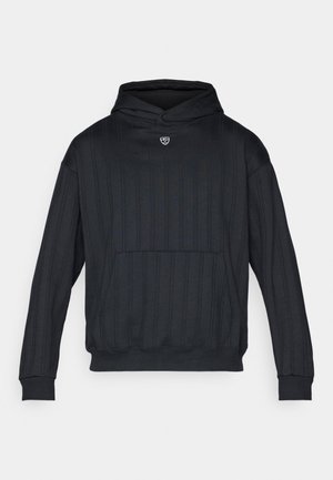 Zwarte hoodie met een ribbeltextuur, voorzien van een kangoeroezak, een capuchon en een klein logo op de borst. Gemaakt van zacht materiaal.